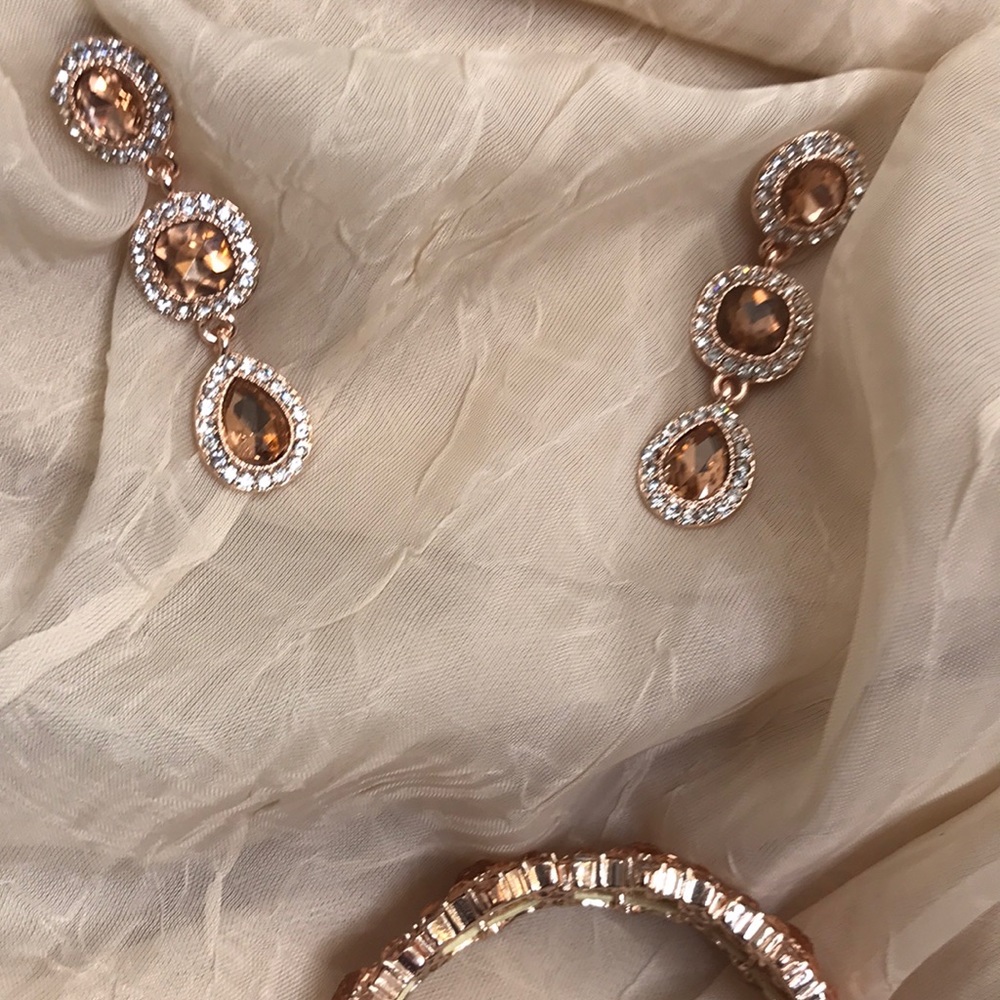 Rose gold necklace and earrings - Picture 4 of 6